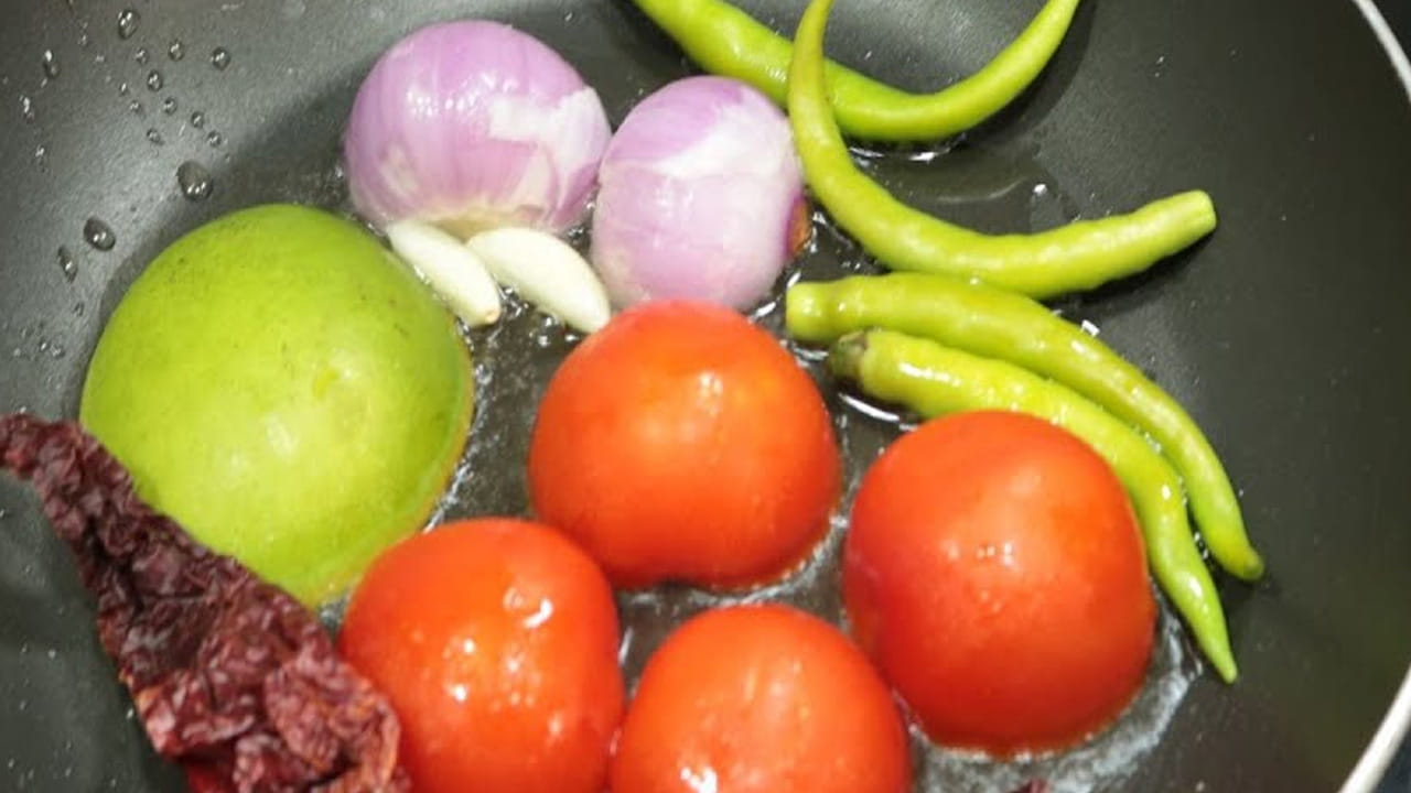 చివర్లో మళ్ళీ పాన్ తీసుకుని ఆయిల్ వేసి అది వేడయ్యాక ఒక టేబుల్ స్పూన్ ఆవాలు, అర టేబుల్ స్పూన్ జీలకర్ర, నాలుగు కరివేపాకులు ఆకులు వేసి పోపు పెట్టుకుంటే పచ్చడి రెడీ అయిపోతోంది. దోశ, ఇడ్లీలోకి కుడా రుచి అదిరిపోతోంది.