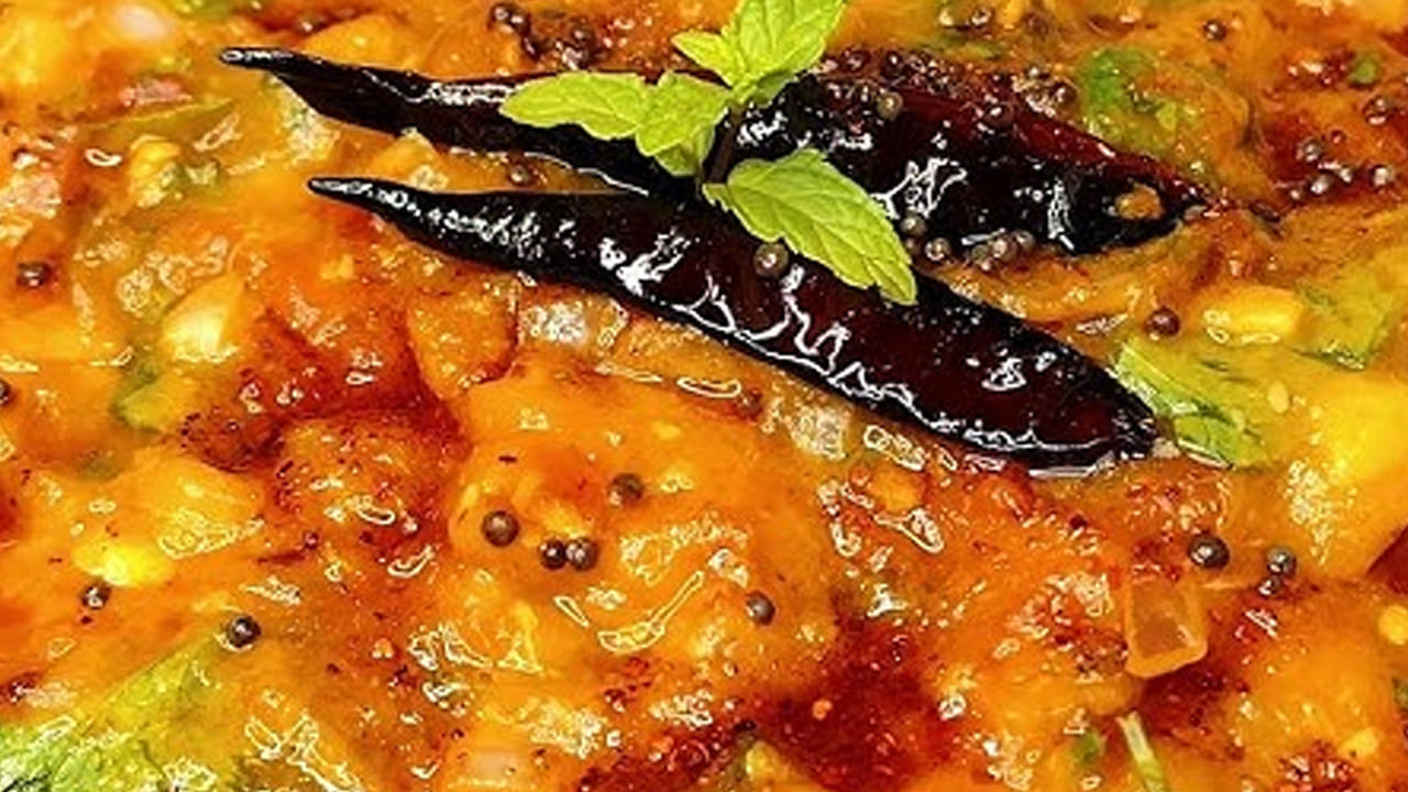 వేడి వేడి అన్నంలోకి మామిడికాయ, టమోటో చట్నీ టేస్ట్ అదిరిపోతోంది. ముఖ్యంగా పచ్చి మామిడికాయ, టమోటోలను ఈ పచ్చడిలో హైలెట్. ఇంకా ఎండుమిర్చితో కూడా వేస్తే రుచి సూపర్. తింటే మాటలు కూడా రావు. అలా ఉంటుంది. ఇలా చేస్తే పుల్లపుల్లగా , కారం కారంగా పచ్చడి రెడీ అవుతుంది.