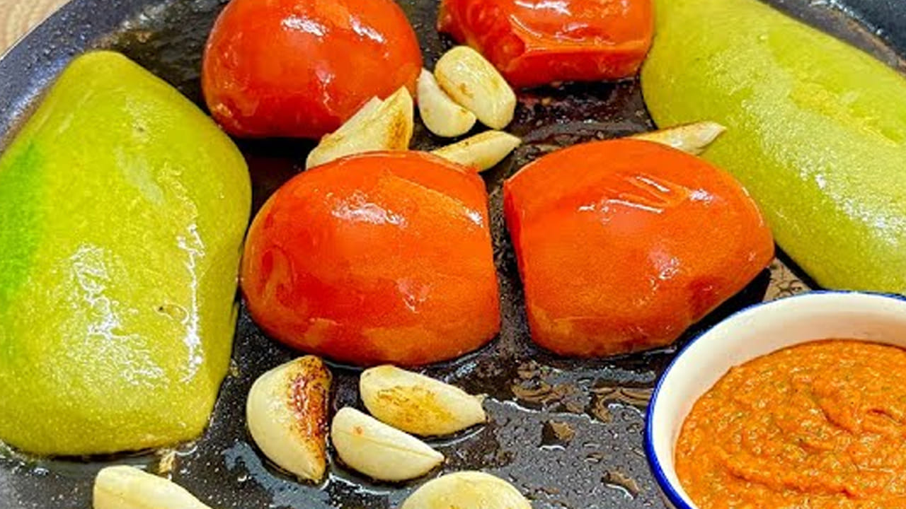 పాన్ లో ఆయిల్ వేసి, పచ్చిమిర్చి లేదా ఎండుమిర్చి, 5 వెల్లుల్లి రెబ్బలు, నాలుగు టమోటో ముక్కలు, ఒక కప్పు మామిడికాయ ముక్కలు వేసి మెత్తబడే వరకు వాటిని బాగా వేయించాలి.