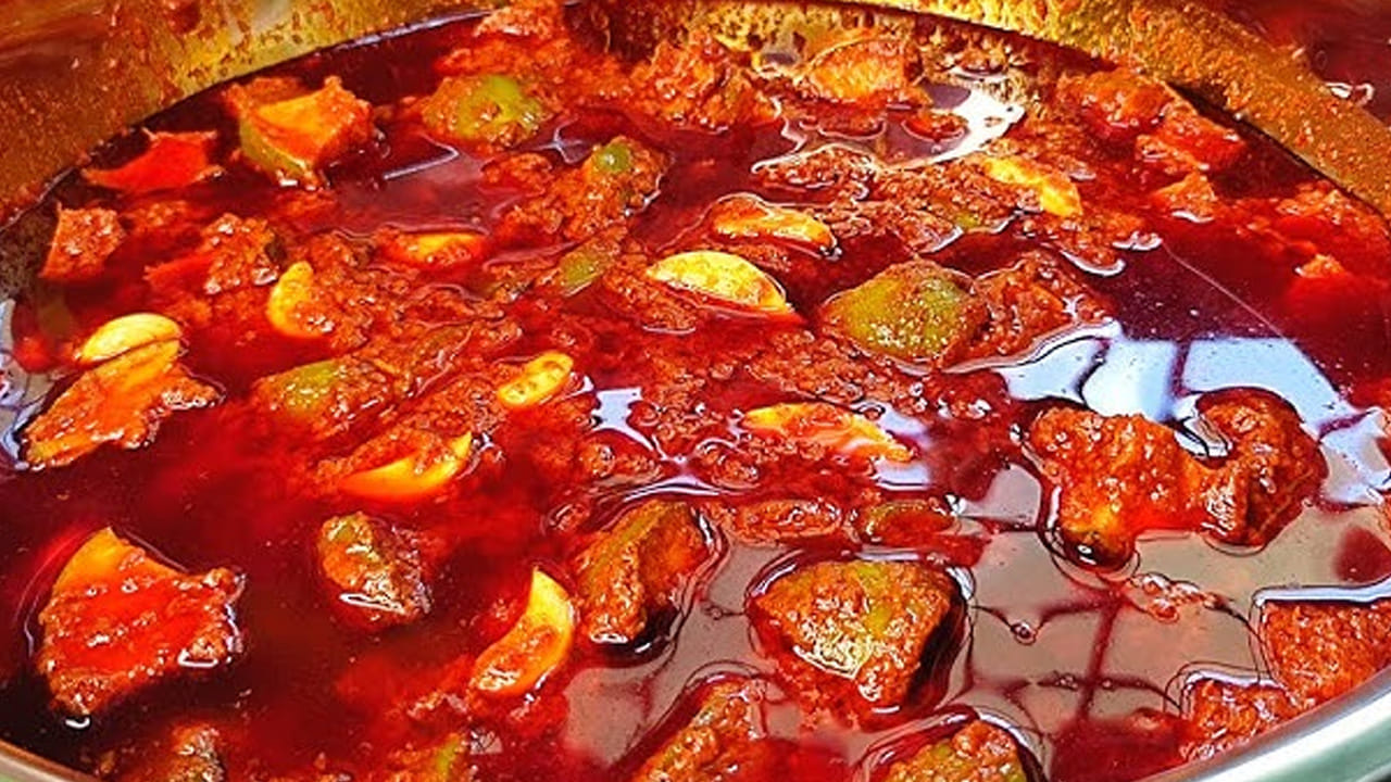 ఊరగాయ పచ్చడి అంటే చాలా మంది ఇష్టం ఉంటుంది.  తెలుగు వారికి చాలా ఇష్టమైనది ఊరగాయ పచ్చడి. కాస్త నెయ్యి, ఊరగాయ పచ్చడి వేసుకొని తింటే ఆ రుచి గురించి ఇక ప్రత్యేకంగా చెప్పాల్సిన పని లేదు. అంత అద్భుతంగా ఉంటుంది మామిడికాయ పచ్చడి. అయితే ఇప్పుడు మనం నోటికి పుల్లగా ఉండే మామిడికాయ పచ్చడి ఎలా పెట్టాలో చూసేద్దాం.