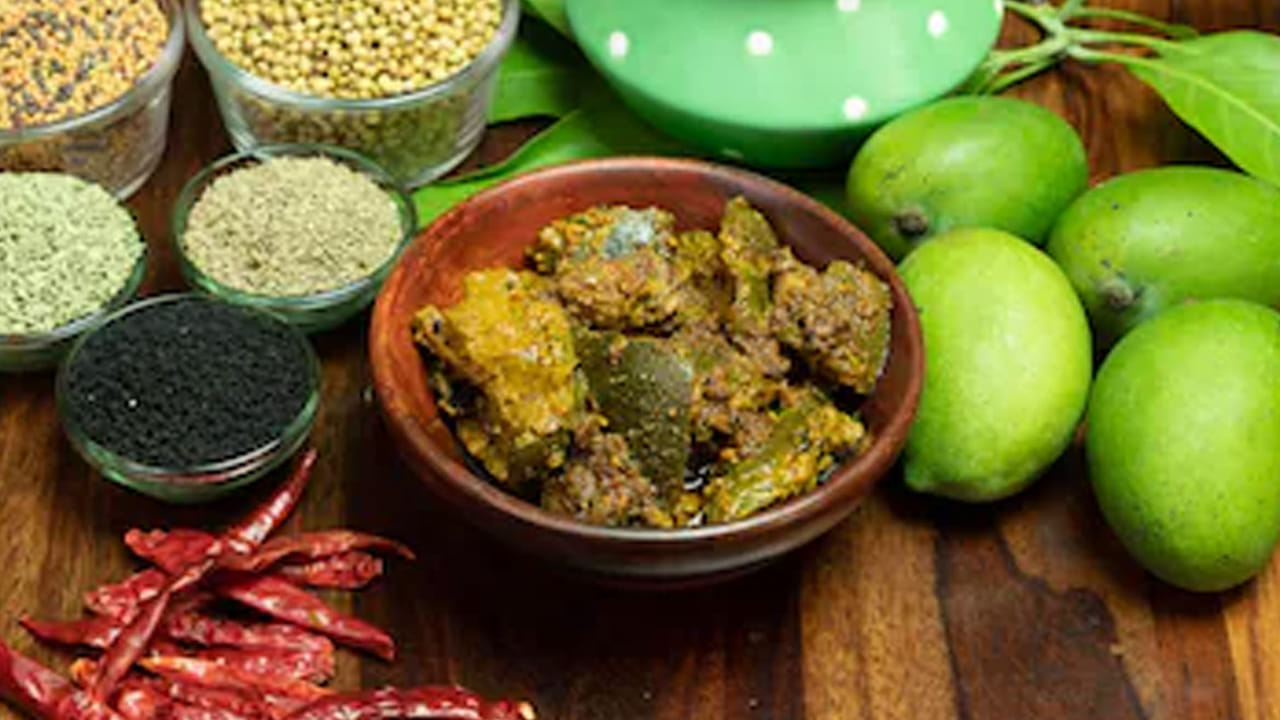 కావాల్సిన పదార్థాలు : పచ్చిమామిడికాయలు ఐదు కిలోలు, ఉప్పు, ఎర్ర కారం పొడి, ఇంగువ, పసుపు, ఆవ పొడి, ధనియాల పొడి. నూనె, వెల్లుల్లి రెబ్బలు.