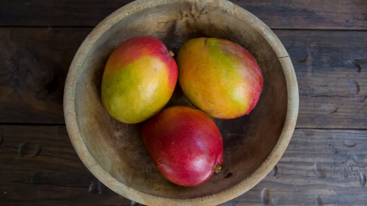 Mangoes: మామిడి పండ్లు ఇలా తింటే ఆస్పత్రికి పరుగెత్తాల్సిందే.. కాస్త చూస్కోండి!