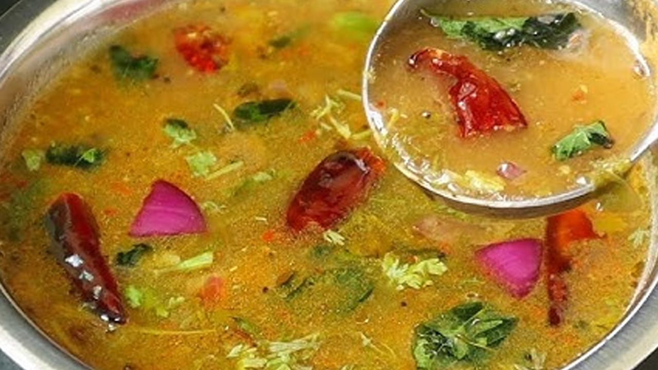 మామిడికాయలను ఉడికించుకోవాలి : ముందుగా మామిడికాయ ముక్కలు, రెండు పచ్చిమిర్చి, ఒక టేబుల్ స్పూన్ పసుపు, రుచికి తగినంత ఉప్పు, నీళ్లు కలిపి బాగా మెత్తగా ఉడికించాలి. ఉడికిన మామిడికాయ ముక్కలను తీసుకుని మెత్తగా చేసుకుని దానిలో తగినన్ని నీళ్లు పోసుకోవాలి.