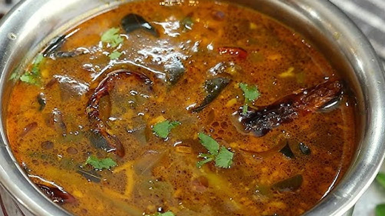 
మళ్ళీ కొత్తగా పాన్ తీసుకుని దానిలో అర టేబుల్ స్పూన్ ఆవాలు, జీలకర్ర,  రెండు ఎండుమిర్చి,  మూడు వెల్లుల్లి, కరివేపాకు, కొద్దిగా ఇంగువను వేసి మంచిగా పోపు పెట్టాలి. ఈ పోపును చారులో వేసుకోవాలి.  చివర్లో కొత్తిమీరను తీసుకుని వేడి వేడి అన్నంతో కలుపుకుని తినాలి.