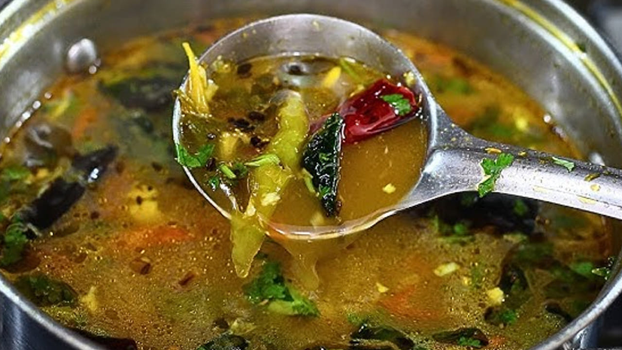 పోపు ఇలా పెట్టుకోవాలి: పోపు  కోసం రెండు టేబుల్ స్పూన నూనె, అర టేబుల్ స్పూన్ ఆవాలు, జీలకర్ర, నాలుగు ఎండుమిర్చి, ఐదు వెల్లుల్లి రెబ్బలు, ఇంగువను తీసుకోవాలి.
