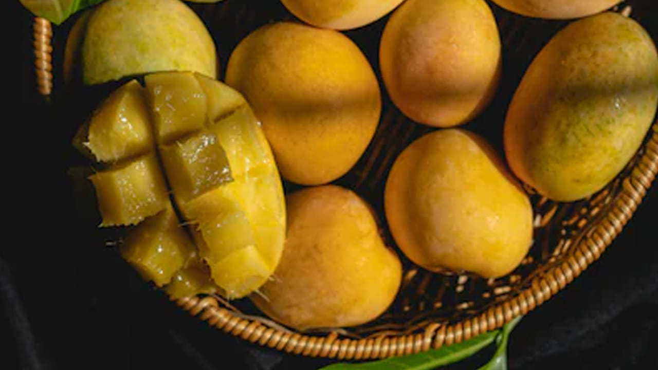 సువాసన: సహజమైన మామిడి పండుకు ఒక ప్రత్యేకమైన తియ్యని వాసన ఉంటుంది. కెమికల్ పండ్లకు అటువంటి వాసన ఉండదు లేదా ఘాటైన వాసన వస్తుంది. రసాయన పండును కోసినప్పుడు బయట పసుపుగా ఉన్నా, లోపల లేత తెలుపు లేదా పాలిపోయిన రంగులో ఉంటుంది.