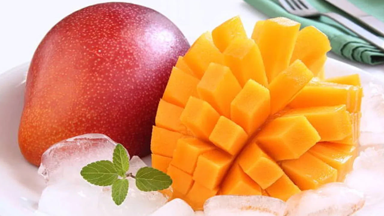 మధుమేహ వ్యాధిగ్రస్తులు (Diabetes): మామిడి పండులో సహజంగానే చక్కెర స్థాయిలు ఎక్కువగా ఉంటాయి. వీటిని తిన్నప్పుడు రక్తంలోని గ్లూకోజ్ స్థాయిలు వేగంగా పెరుగుతాయి. కాబట్టి డయాబెటిస్ ఉన్నవారు వైద్యుని సలహా మేరకు మాత్రమే పరిమిత పరిమాణంలో తీసుకోవాలి. మామిడి పండ్లను తినే ముందు కనీసం గంట సేపు నీటిలో నానబెట్టడం వల్ల వాటి వేడి చేసే గుణం తగ్గుతుంది.