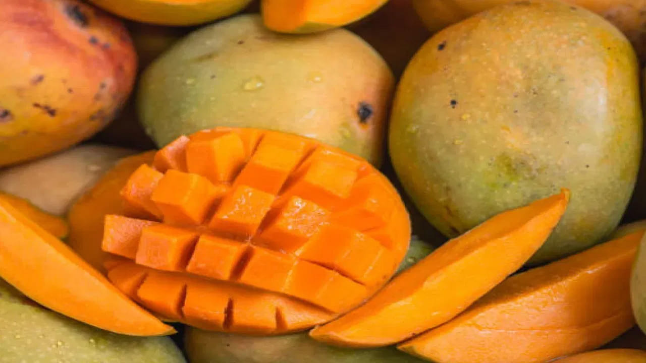 అంతే కాకుండా, మామిడి పండు కోసినప్పుడు మంచి పుసుపు రంగులో ఉన్నా అది కల్తీ లేని పండు, అలాగే, నీటిలో వేసినప్పుడు ఏ మామిడి పండు అయితే అడుగుకు చేరుతుంందో అది సహజమైన మామిడి పండు. ఈ చిట్కాలతో సహజమైన మామిడి పండ్లను సులభంగా గుర్తించవచ్చును.