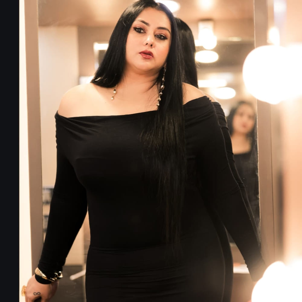 ఆమె ఎవరో కాదు అందాల భామ నమిత. సొంతం సినిమాతో భారీ హిట్ అందుకోవడమే కాదు ఎంతో మంది అభిమానులను సొంతం చేసుకుంది నమిత. ఆ తర్వాత జెమిని, ఐతే ఏంటీ !, నాయకుడు వంటి చిత్రాల్లో నటించింది. కానీ ఆ సినిమాలు జెమిని మినహా మరే సినిమాలు పెద్దగా గుర్తింపు తెచ్చిపెట్టలేదు. చాలా గ్యాప్ తర్వాత రెబల్ స్టార్ ప్రభాస్ నటించిన బిల్లా సినిమాలో స్పెషల్ రోల్ చేసింది. 