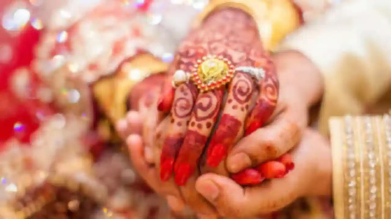 కుజ దోషం : ఎవరి జాతకంలో అయితే కుజ గ్రహం స్థానం తీవ్రంగా ఉంటుందో వారికి వివాహంలో ఆలస్యం అవుతుందంట. అంతే కాకుండా వివాహం జరిగినా కూడా కూడా దంపతుల మధ్య ఎప్పుడూ గొడవలు రావడం, ఎడబాటు రావడం వంటి సమస్యలు ఎదురు అవుతాయంట. అయితే ఎవరికి అయినా వివాహం ఆలస్యం అవుతుందంటే ఒకసారి జాతకంలో కుజ దోషం ఉందో లేదో చూసుకోవాలి.