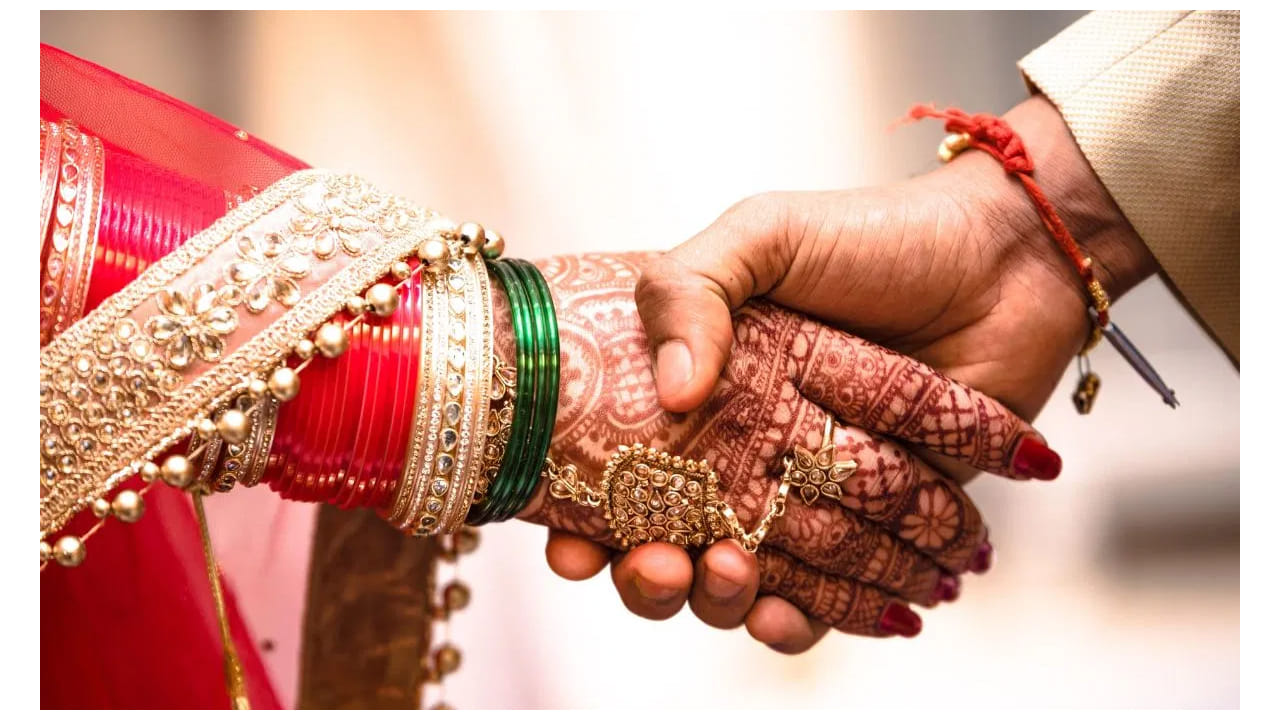 Purpose Of Marriage In Hinduism: భారతీయ సంస్కృతిలో వివాహం కేవలం ఒక సామాజిక ఒప్పందం మాత్రమే కాదు.. అది ఒక పవిత్రమైన సంస్కారం (సంస్కారాల్లో ఒకటి)గా భావించబడింది. వేదాలు, పురాణాలు, ధర్మశాస్త్రాలు.. ఇవన్నీ కలిపి మనిషి జీవన ప్రయాణాన్ని నాలుగు ఆశ్రమాలుగా (బ్రహ్మచర్యం, గృహస్థం, వానప్రస్థం, సన్యాసం) విభజించాయి. ఇందులో గృహస్థాశ్రమం (వివాహ జీవితం) ప్రధానమైన దశగా చెప్పబడింది. 