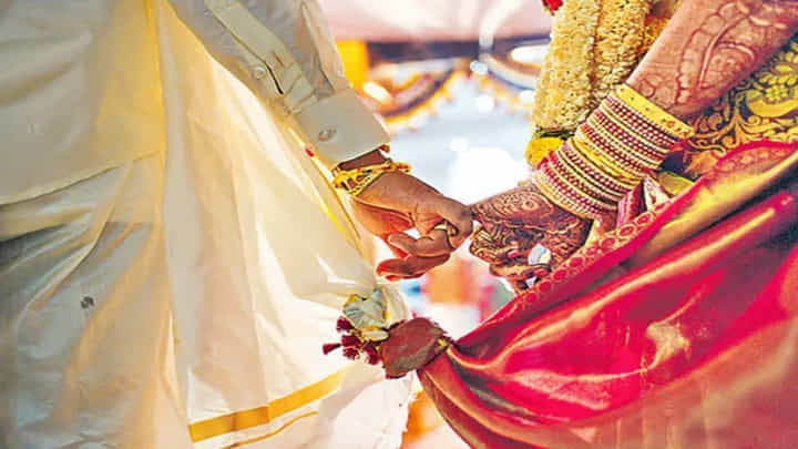 వీళ్లు మనుషులేనా.. పెళ్లిలోనే పొట్టు పొట్టు కొట్టుకున్నారు కదా! వీళ్లు మనుషులేనా.. పెళ్లిలోనే పొట్టు పొట్టు కొట్టుకున్నారు కదా!