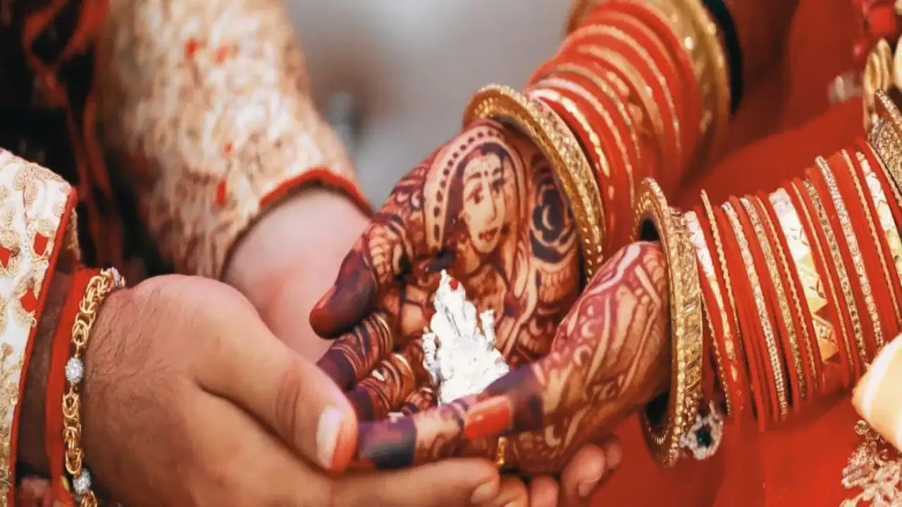 ఈ పురాణంలో వివాహంపై కొన్ని ముఖ్యమైన భావనలు ఇలా ఉన్నాయి: 
1. గృహస్థ జీవితం – కర్మయోగానికి మార్గం.. 
గరుడ పురాణం ప్రకారం, గృహస్థ జీవితం కేవలం భోగాల కోసం కాదు; అది కర్మయోగం సాధించడానికి ఒక మార్గం. కుటుంబ బాధ్యతలను ధర్మబద్ధంగా నిర్వహించడం ద్వారా పుణ్యం లభిస్తుంది.
