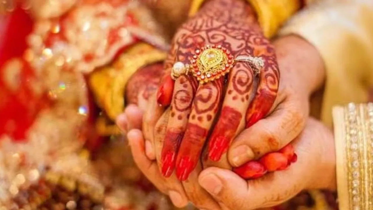 చివరగా.. ఆధ్యాత్మిక గ్రంథాల దృష్టిలో వివాహం అనేది ఒక జీవన విధానం. అది మనిషిని సమగ్రంగా తీర్చిదిద్దే ఒక సాధన. గరుడ పురాణం స్పష్టంగా చెప్పినట్లు, గృహస్థాశ్రమం ద్వారా మనిషి ధర్మాన్ని ఆచరిస్తూ, పుణ్యాన్ని సంపాదిస్తూ, చివరికి మోక్ష మార్గంలో ముందుకు సాగగలడు. వివాహం అనేది ఒక ఎంపిక మాత్రమే కాదు; హిందూ ధర్మం ప్రకారం అది ఒక బాధ్యత, ఒక యాత్ర, ఒక ఆధ్యాత్మిక సాధన.

(Disclaimer: ఇక్కడ అందించిన సమాచారం మతం, సాధారణ నమ్మకాల ఆధారంగా మాత్రమే అందించబడింది. ఈ సమాచారం ఖచ్చితంగా నిజం లేదా శాస్త్రీయంగా నిర్ధారితమైన సమాచారం అని భావించకండి. వ్యక్తిగత నిర్ణయాలు తీసుకునే ముందు సంబంధిత నిపుణులను సంప్రదించడం మంచిది.)
