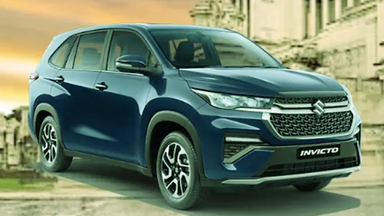  మొత్తం తగ్గింపు: రూ.2.15 లక్షల వరకు అందిస్తోంది. ఇందులో కన్స్యూమర్ ఆఫర్, ఎక్స్ఛేంజ్ బోనస్, స్క్రాపేజ్ బోనస్, లాయల్టీ అప్‌గ్రేడ్, కార్పొరేట్ డిస్కౌంట్లు కలిసి ఉన్నాయి. దీని ధర విషయానికొస్తే.. మారుతీ ఇన్విక్టో ధర రూ.24.97 లక్షల నుండి రూ.28.60 లక్షల (ఎక్స్-షోరూమ్) మధ్యలో ఉంటుంది.