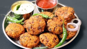 క్రిస్పీగా , కారంగా ఉండే ఎర్రపప్పు వడలు.. ఇలా చేసి తింటే..