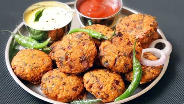 క్రిస్పీగా, కారంగా ఉండే ఎర్రపప్పు వడలు.. ఇలా చేసి తింటే.. టేస్ట్ అదరిపోద్దంతే!