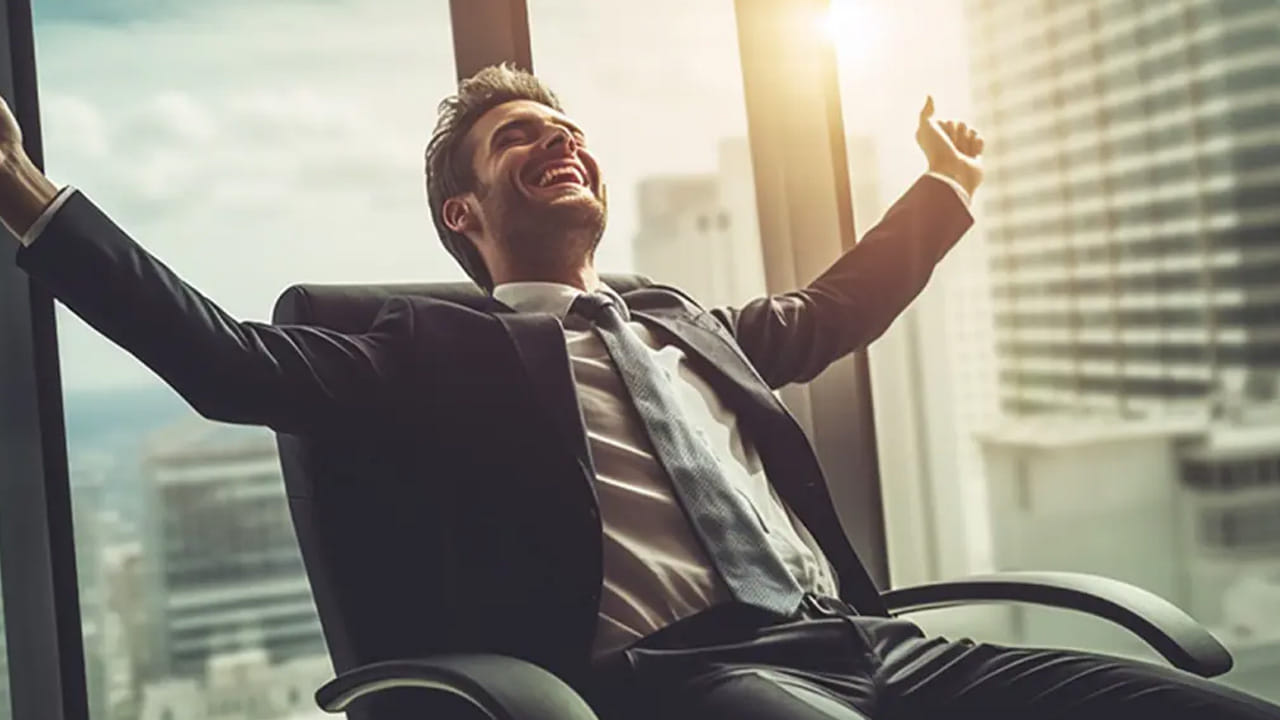 2. నక్క మరియు సింహం వ్యూహం (The Fox and the Lion): ఏ ప్రిన్స్ మస్ట్ బి ఏ ఫాక్స్ టు రికగ్నైజ్ ట్రాప్స్ అండ్ ఏ లయన్ టు ఫ్రైటెన్ వూల్వ్స్." అంటే, శత్రువుల వలలను గుర్తించడానికి నక్క తెలివి, వారిని భయపెట్టడానికి సింహం బలం ఉండాలి. కేవలం బలం లేదా తెలివి మాత్రమే సరిపోదు. మ్యాకియవెల్లికి ఇష్టమైన నాయకుడు సీజరే బోర్జియా, తనపై తిరుగుబాటు చేయాలని చూసిన సేనాధిపతులను క్షమించినట్లు నటించి, వారిని ఆహ్వానించి, నిరాయుధులుగా వచ్చినప్పుడు వారిని బంధించి చంపేశాడు. ఇది నక్క తెలివి, సింహ బలం రెండూ కలిపి వాడిన పద్ధతికి నిదర్శనం.