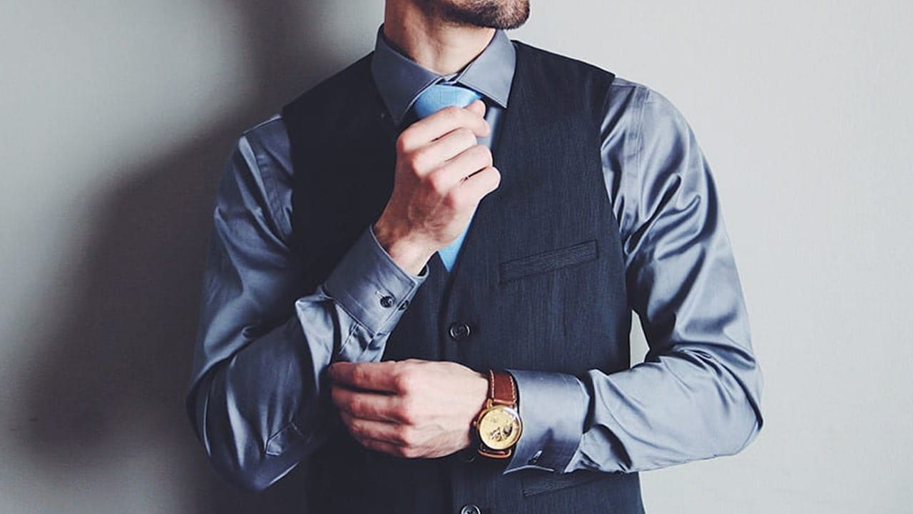 3. మోసం యొక్క శక్తి (The Power of Deception): "నెవర్ అటెంప్ట్ టు విన్ బై ఫోర్స్ వాట్ కెన్ బి వన్ బై డిసెప్షన్." అంటే బలంతో సాధించలేని విజయాన్ని మోసంతో సాధించాలి. బలమైన శత్రువును ఎదుర్కొనేటప్పుడు మొండిగా తలపడటం ఆత్మహత్యతో సమానం. ఛత్రపతి శివాజీ మహారాజ్, అఫ్జల్ ఖాన్‌ను నేరుగా ఎదుర్కోలేక, సంధి పేరుతో తనను తాను భయపడినట్లు చూపించి, దగ్గరకు వచ్చిన అఫ్జల్ ఖాన్‌ను పులిగోరుతో అంతం చేశారు. ఇది బలంతో కాకుండా వ్యూహంతో సాధించిన విజయం.