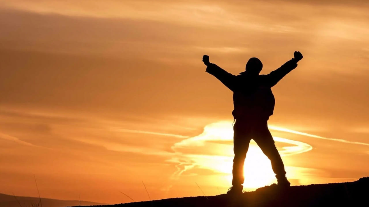 4. అవసరమే ప్రామిసుల కంటే ముఖ్యం (Necessity Over Promises): "ద ప్రామిస్ గివెన్ వాస్ ఏ నెసెసిటీ ఆఫ్ ద పాస్ట్. ద వర్డ్ బ్రోకెన్ ఈజ్ ఏ నెసెసిటీ ఆఫ్ ద ప్రెజెంట్." అంటే పరిస్థితులు మారినప్పుడు పాత వాగ్దానాలు, బంధాలు మీ ఎదుగుదలకు అడ్డువస్తే, వాటిని వదులుకోవడంలో తప్పులేదు. సీజరే బోర్జియా రోమాగ్నా ప్రాంతంలో శాంతి నెలకొల్పడానికి క్రూరమైన రెమీరోను నియమించాడు. ప్రజల ద్వేషం తనపైకి రాకుండా ఉండటానికి, రెమీరోను బలిపశువును చేసి చంపేశాడు, తద్వారా తన అధికారాన్ని, ప్రజల మద్దతును నిలబెట్టుకున్నాడు.