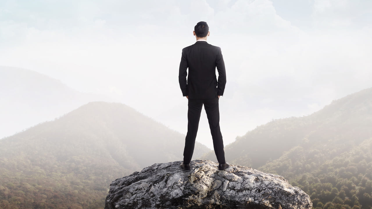 5. సద్గుణం యొక్క ముసుగు (The Mask of Virtue): "ఎవ్రీవన్ సీస్ వాట్ యూ అప్పియర్ టు బి. ఫ్యూ ఎక్స్పీరియన్స్ వాట్ యూ రియల్లీ ఆర్." లోకానికి మీరు దయామయుడిగా, నిజాయితీపరుడిగా కనిపించవచ్చు, కానీ లక్ష్యాన్ని కాపాడుకోవడానికి అవసరమైనప్పుడు క్రూరంగా మారడానికి సిద్ధంగా ఉండాలి. ఒక మంత్రి మంచివాడిగా నటించి, రాజుకు అత్యంత నమ్మకమైన సైనికులను శత్రువులుగా చూపించి, వారిని చంపించి, చివరకు సింహాసనాన్ని చేజిక్కించుకున్న కథ ఈ సిద్ధాంతానికి ఉదాహరణ.