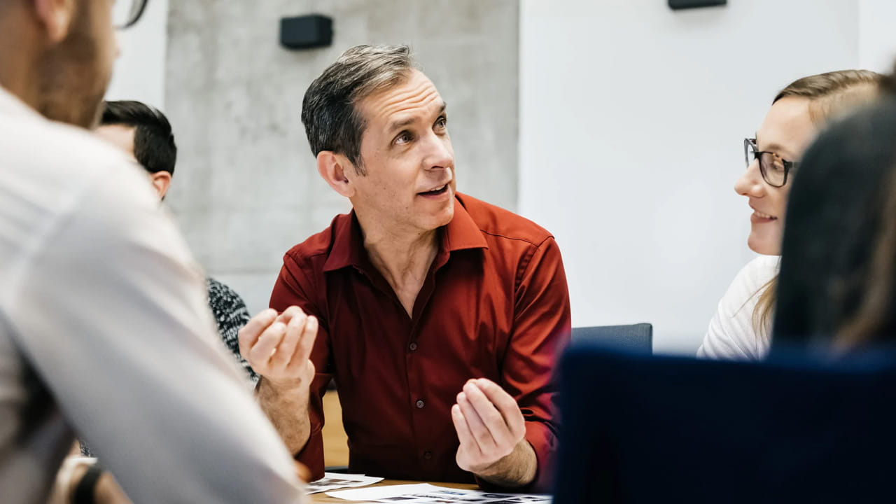 8. పరిస్థితులకు అనుగుణంగా మారడం (Adaptability): పరిస్థితులు మారినప్పుడు పాత పద్ధతులకు లేదా నీతికి కట్టుబడి ఉండటం నాశనానికి దారి తీస్తుంది. గెలుపు కోసం అవసరమైతే మీ ప్రణాళికలు, విధానాలను మార్చుకోవాలి. ఒకప్పుడు స్నేహితులుగా ఉన్న రాజులు, ఒక పెద్ద సామ్రాజ్యం దాడి చేసినప్పుడు, రెండో రాజు తన స్నేహితుడికి ఇచ్చిన మాటను పక్కన పెట్టి, శత్రువుతో చేతులు కలిపి తన ప్రజలను కాపాడుకున్నాడు. తన ఉనికికి ప్రమాదం వచ్చినప్పుడు, పాత వాగ్దానాల కంటే తన రాజ్యమే ముఖ్యమని నిరూపించుకున్నాడు.