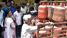 గ్యాస్ సిలిండర్లు డెలివరి చేయడం లేదని.. గ్రామస్తులు ఏం చేశారంటే