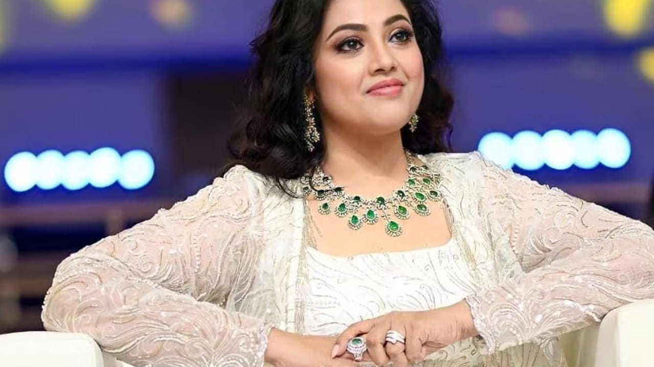  షూటింగ్‌కు కరెక్ట్ టైమ్‌కు రావడం మీనా అలవాటు. ఆమె ప్రొఫెషనలిజం చూసి మోహన్ బాబు వంటి సీనియర్లు కూడా "ఈ అమ్మాయికి కరెక్ట్ టైం చెప్పండి రా" అని సిబ్బందిని హెచ్చరించేవారట. ఆ క్రమశిక్షణే ఆమెను స్టార్‌ను చేసింది.