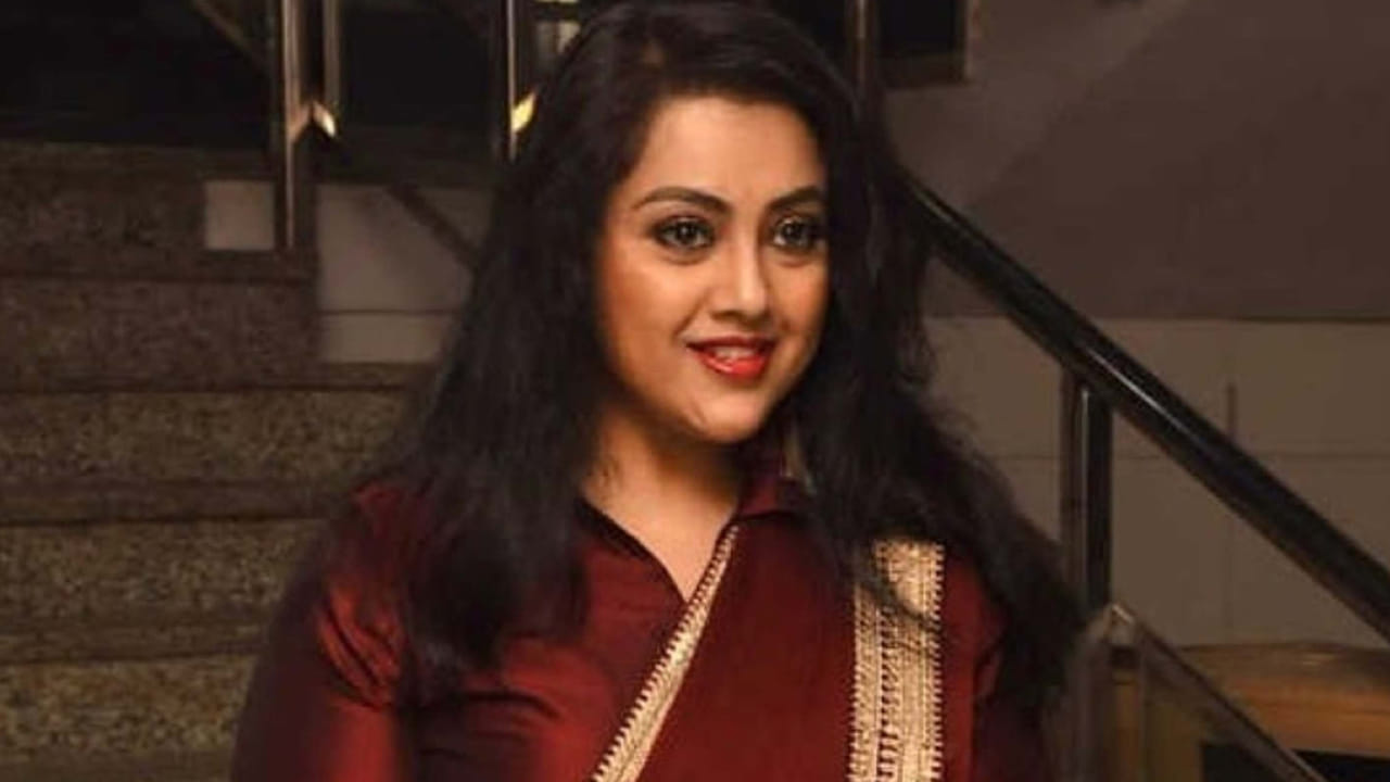 తల్లితో గడపడం, పుస్తకాలు చదవడం తప్ప తనకు బయటి ప్రపంచం తెలియదని మీనా అన్నారు. తాను ఒక ఇంట్రోవర్ట్ అని, షూటింగ్ ముగియగానే ఇంటికి వెళ్లడం తప్ప పార్టీలు, చాటింగ్ వంటివి తనకు అలవాటు లేదని చెప్పారు.