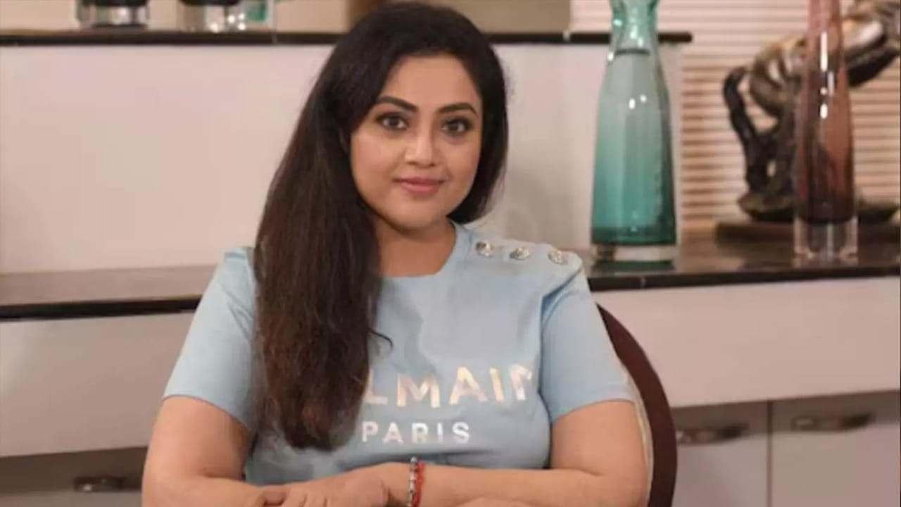  స్టార్ హీరోయిన్‌గా కెరీర్‌లో నిలదొక్కుకున్న సమయంలో తనకు ఎవరూ లవ్ ప్రపోజల్స్ ఇవ్వలేదని మీనా షాకింగ్ నిజం చెప్పారు. తాను చూడటానికి చాలా చిన్నపిల్లలా, అమాయకురాలిగా ఉండటమే అందుకు కారణమని ఆమె నవ్వుతూ వెల్లడించారు.