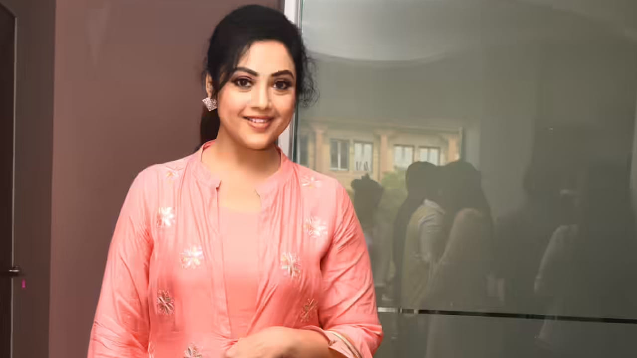 చిరంజీవి, నాగార్జునలతో భారీ హిట్లు కొట్టిన మీనాకు, వెంకటేష్‌తో ఉన్న ట్రాక్ రికార్డ్ ప్రత్యేకం. వీరిద్దరి కాంబినేషన్‌లో వచ్చిన సినిమాలు బాక్సాఫీస్ వద్ద కాసుల వర్షం కురిపించడమే కాకుండా ఫ్యామిలీ ఆడియన్స్‌కు బాగా కనెక్ట్ అయ్యాయి.