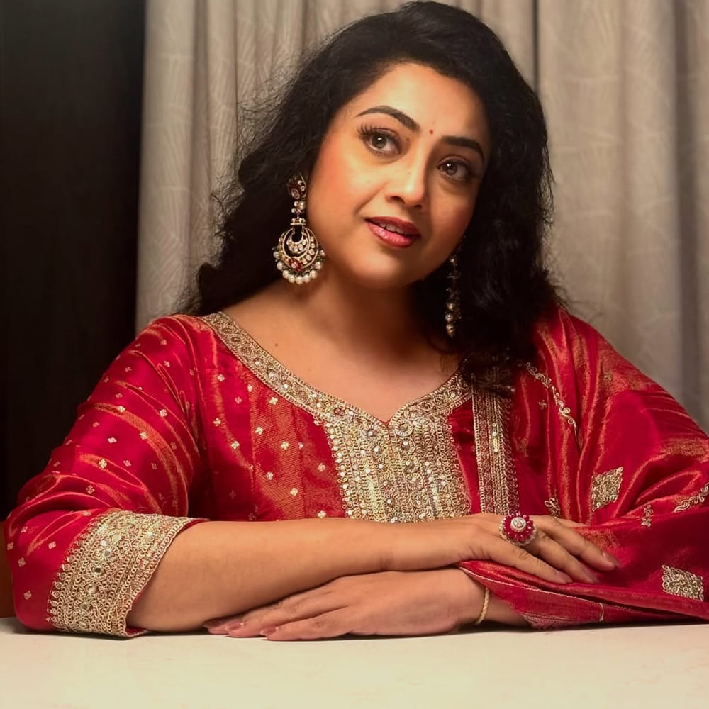 సావిత్రిగారి నుంచి శ్రీదేవిగారి వరకు అందరి సినిమాలు చూసి, వారందరి నుంచి కొంత స్ఫూర్తిని పొందినా, ఎప్పుడూ ఎవరినీ అనుకరించడానికి ప్రయత్నించలేదని, తనదైన శైలిని ఏర్పరచుకున్నానని మీనా తెలిపారు. ఇతరులు చేసినవి బాగున్నాయని అనిపించినా, వాటిని తనదైన శైలిలో ప్రదర్శించేదానినని ఆమె చెప్పారు. 