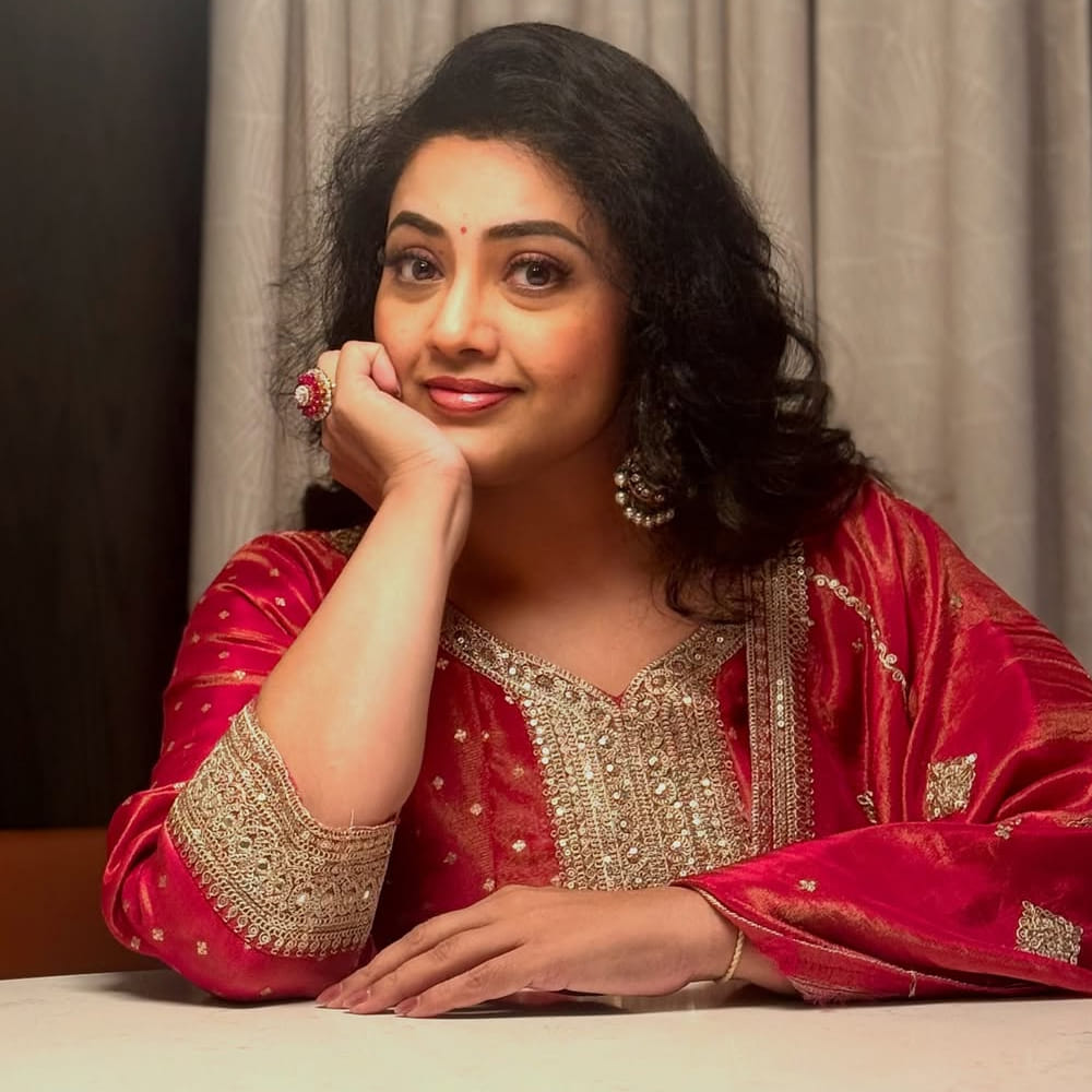 హిందీ చిత్రసీమలో కొనసాగకపోవడంపై మీనా వివరణ ఇచ్చారు. ఆమె తెలుగు, తమిళం, కన్నడ, మలయాళ భాషల్లో అనేక సినిమాలు చేస్తూ బిజీగా ఉన్నానని, ఒకేసారి రెండు, మూడు షిఫ్టుల్లో పనిచేయడం వల్ల నిద్రపోవడానికి కూడా సమయం ఉండేది కాదని పేర్కొన్నారు. దక్షిణ భారత చిత్ర పరిశ్రమలో అద్భుతమైన అవకాశాలు వస్తున్నప్పుడు, వాటిని వదులుకొని బాలీవుడ్‌కు వెళ్లడం సరికాదని తాను భావించానని చెప్పారు.