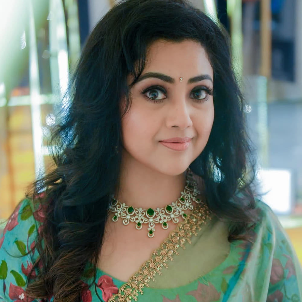 హేమమాలిని, వైజయంతిమాల, పద్మిని, రేఖ వంటి పలువురు నటీమణులు దక్షిణ భారత దేశం నుంచి బాలీవుడ్‌కు వెళ్లి విజయం సాధించినా, మీనా ఎందుకు వెళ్లలేదన్న ప్రశ్నకు, వారంతా చాలా సినిమాలు వదులుకొనే అక్కడికి వెళ్లారని, కానీ తనకు ఇక్కడ మంచి ఆఫర్లు వస్తున్నాయని, వాటిని వదులుకోవడం ఇష్టం లేదని సమాధానమిచ్చారు.