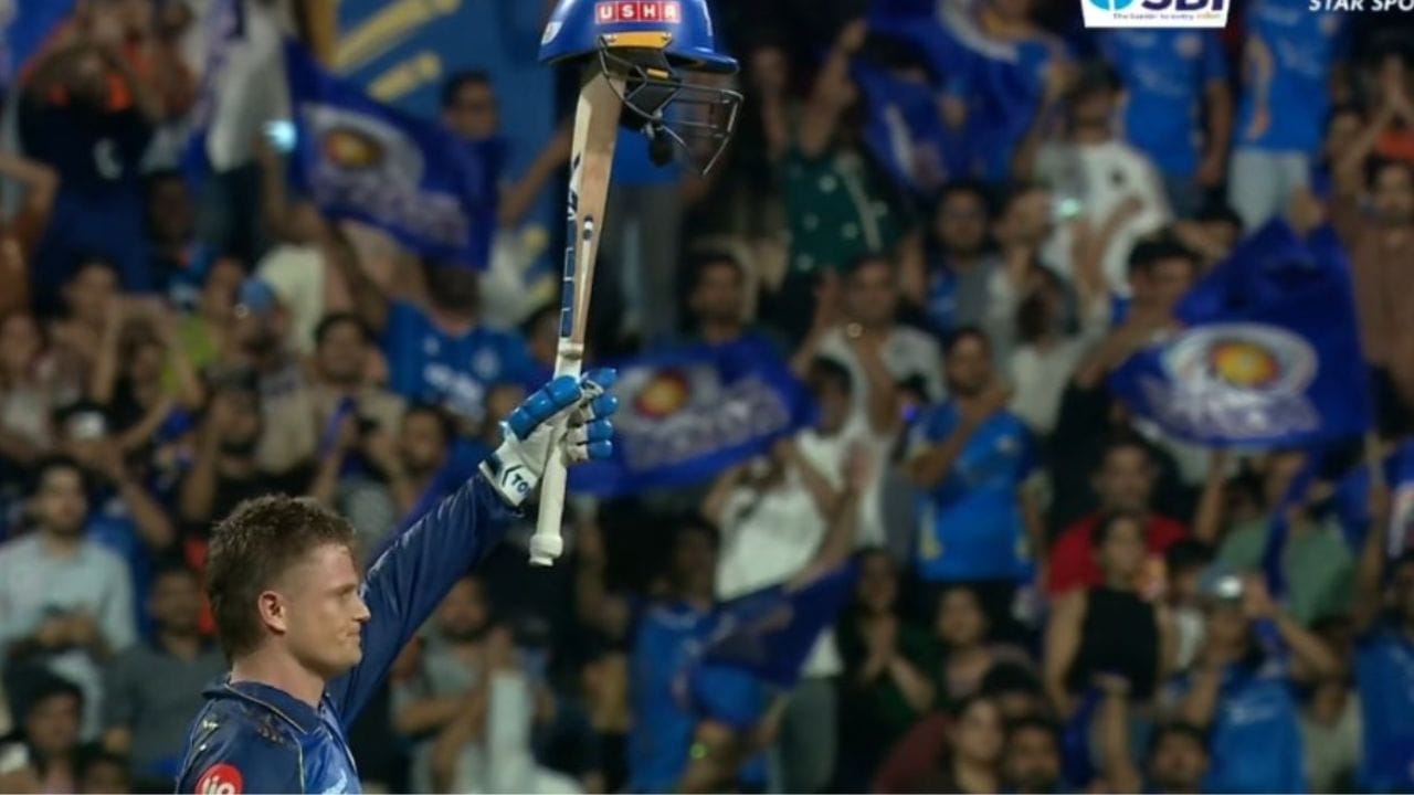 ముంబై ఇండియన్స్ అంటేనే భారీ హిట్టర్లకు నిలయం. అయితే, గత 18 ఏళ్లుగా శ్రీలంక దిగ్గజం సనత్ జయసూర్య పేరిట ఉన్న రికార్డును తాజాగా రియాన్ రికెల్టన్ తిరగరాశాడు. 2008లో జయసూర్య 45 బంతుల్లో సాధించిన ఫాస్టెస్ట్ సెంచరీ రికార్డును, రికెల్టన్ 44 బంతుల్లోనే అధిగమించాడు. హైదరాబాద్ బౌలర్లను ఉతికేస్తూ మైదానం నలుమూలలా బౌండరీల వర్షం కురిపించిన రికెల్టన్, ముంబై అభిమానులను ఉర్రూతలూగించాడు.