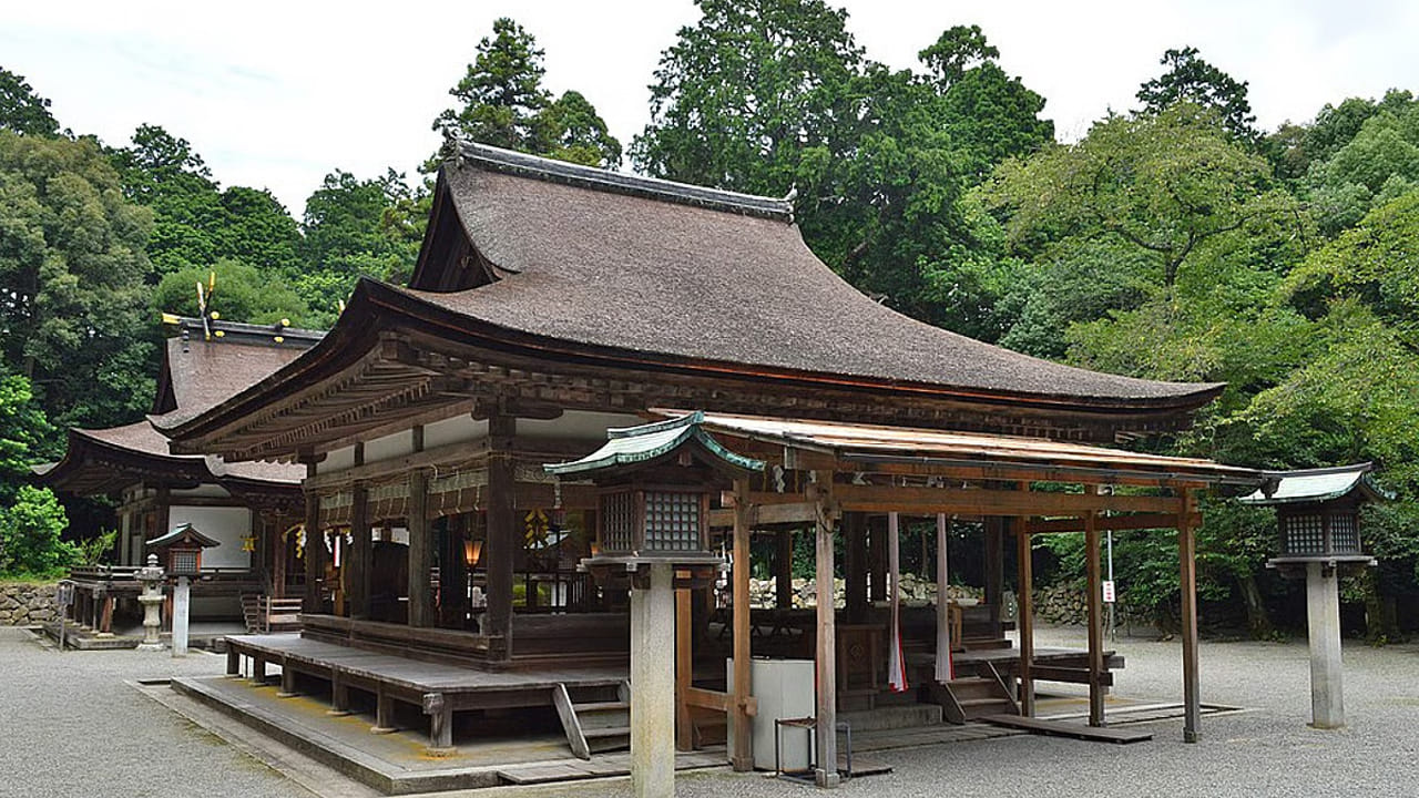 జపాన్ లోని క్యోటోలోని పచ్చని ప్రకృతి ఒడిలో వెలసిన మికామి ఆలయం ఎంతో ప్రశాంతంగా కనిపిస్తుంది. జపాన్ సంప్రదాయ నిర్మాణ శైలిలో నిర్మించబడిన ఈ ఆలయానికి ఒక ప్రత్యేక గుర్తింపు ఉంది. ఇక్కడ అడుగు పెట్టగానే మనకు కనిపించేది భక్తుల నమ్మకం. ప్రపంచవ్యాప్తంగా జుట్టు సమస్యలతో బాధపడుతున్న వారు ఇక్కడికి వస్తుంటారు. ముఖ్యంగా జపాన్ ప్రజలు తమ కేశ సంపదను కాపాడుకోవడానికి ఈ ఆలయానికి ప్రాధాన్యత ఇస్తారు.
