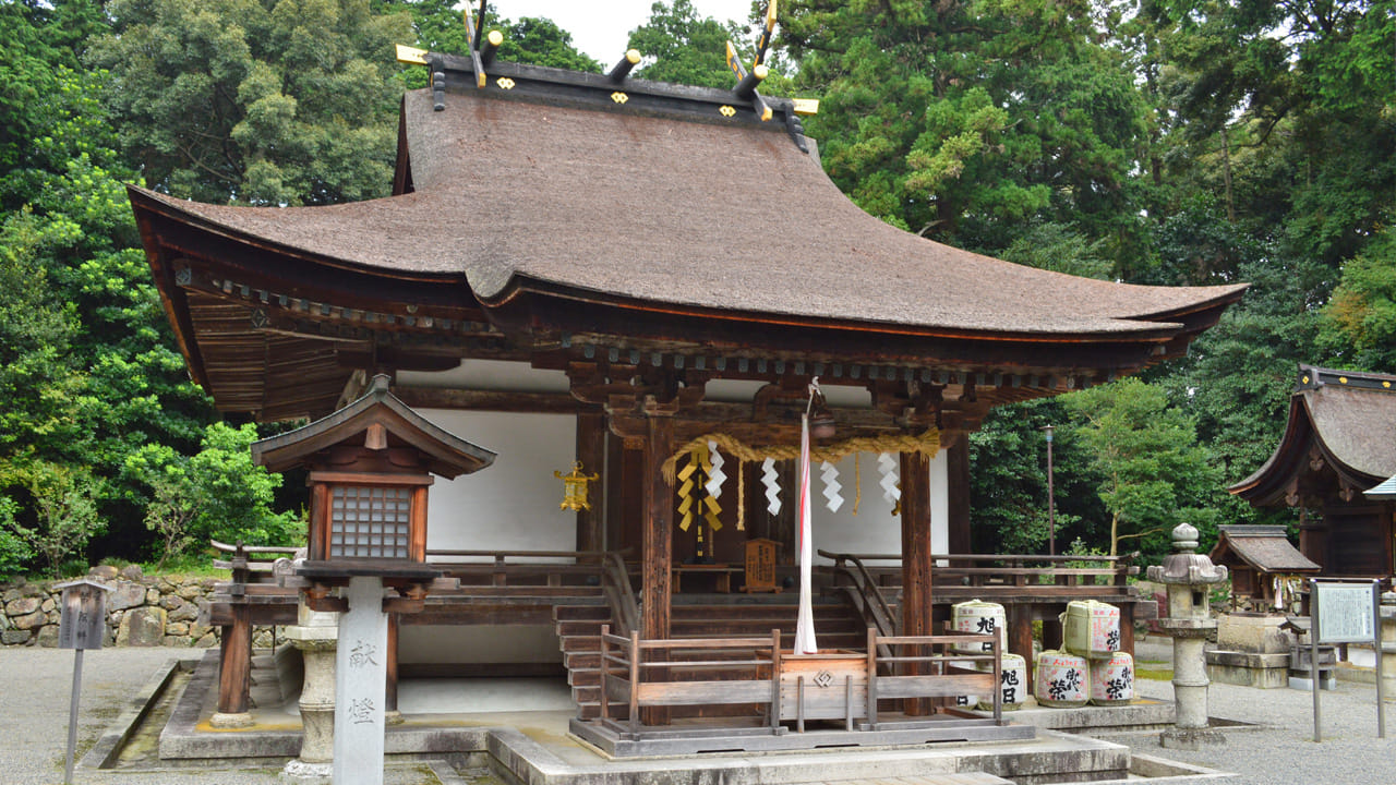  మికామి ఆలయంలో అత్యంత ముఖ్యమైన ఘట్టం భక్తుల జుట్టును దేవుడికి అర్పించడం. పూజారి చాలా జాగ్రత్తగా భక్తుడి తల నుంచి కొన్ని వెంట్రుకలను సేకరిస్తారు. మన దేశంలో తలనీలాలు సమర్పించడం అంటే పూర్తిగా గుండు గీయించుకోవడం, కానీ ఇక్కడ అలా కాదు. కేవలం కొన్ని వెంట్రుకలను మాత్రమే కత్తిరించి, వాటిని ఒక పవిత్రమైన కవరులో ఉంచుతారు. ఈ ప్రక్రియ వెనుక ఒక లోతైన ఆధ్యాత్మిక అర్థం ఉంది. మన శరీరంలోని ప్రతి భాగం దైవ ప్రసాదమని, దానిని జాగ్రత్తగా చూసుకోవడం మన బాధ్యతని వారు నమ్ముతారు.
