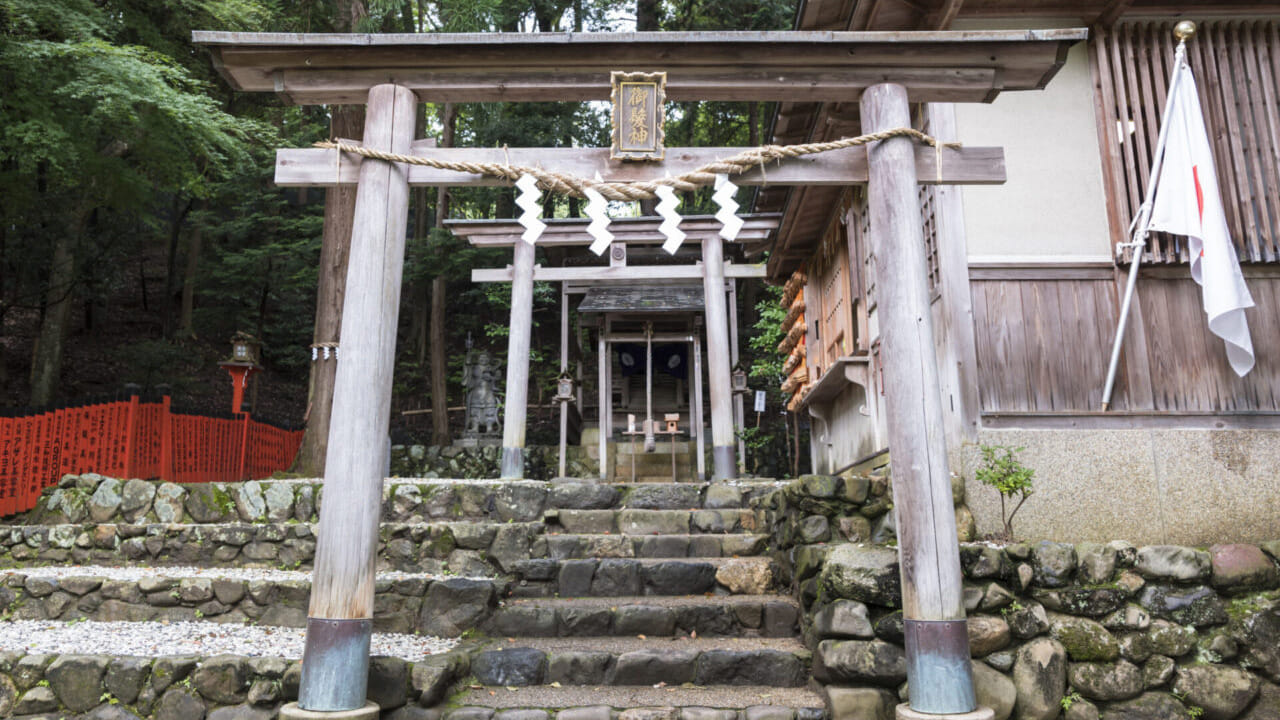 జుట్టు రాలడం అనేది కేవలం శారీరక సమస్యే కాదు, అది మానసిక ఒత్తిడికి కూడా సంకేతం. అందుకే ఇక్కడ పూజారులు మంత్రోచ్ఛారణల మధ్య భక్తుల జుట్టు సమస్యలు తొలగిపోవాలని ప్రార్థిస్తారు. జపాన్ ఆలయాల్లో ఇదొక సాధారణ దృశ్యం అయినప్పటికీ, మికామి ఆలయంలో ఉండే పలకలు మాత్రం ప్రత్యేకం. వీటి మీద రాసే కోరికలన్నీ జుట్టుకు సంబంధించినవే ఉండటం విశేషం. "నా జుట్టు ఒత్తుగా పెరగాలి", "నా భర్తకు బట్టతల రాకూడదు", "నాకు మంచి హెయిర్ స్టైలిస్ట్ కావాలి" వంటి చిత్రవిచిత్రమైన కోరికలను భక్తులు ఇక్కడ రాస్తుంటారు. కేవలం సామాన్య ప్రజలే కాదు, జపాన్‌లోని ప్రముఖ హెయిర్ సెలూన్ యజమానులు, బార్బర్లు కూడా తమ వృత్తిలో రాణించాలని ఇక్కడికి వచ్చి మొక్కులు చెల్లించుకుంటారు. 
