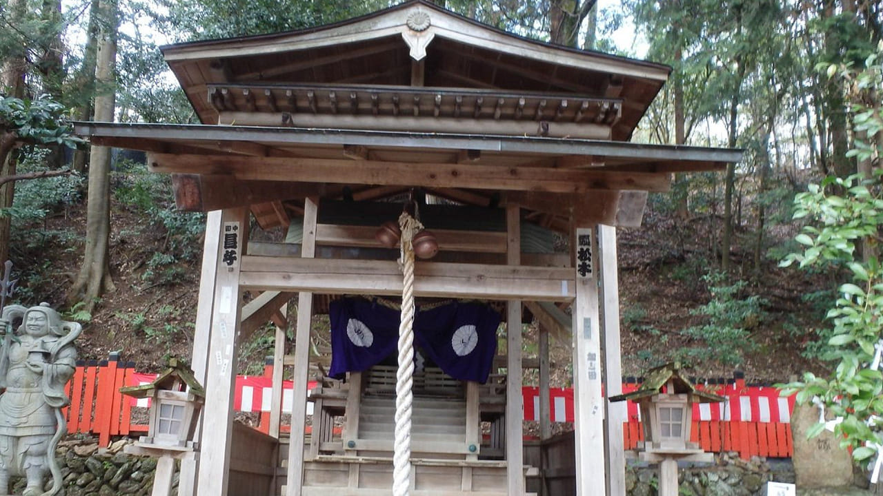 మికామి ఆలయానికి మూలపురుషుడు అయిన ఫుజివారా ఉనెమెనోసుకే మసాయుకి స్మారకార్థం ఏర్పాటు చేసిన ప్రాంతాన్ని సూచిస్తుంది. ఆయన జపాన్ చరిత్రలో మొట్టమొదటి క్షురకుడిగా పేరు పొందారు. ఆయన కాలంలో చక్రవర్తులకు, ఉన్నతాధికారులకు జుట్టు కత్తిరించడం ఒక గొప్ప కళగా భావించేవారు. మసాయుకి కేవలం జుట్టు కత్తిరించడమే కాకుండా, కేశాల ఆరోగ్యం కోసం ఎన్నో చిట్కాలను కూడా పాటించేవారట. ఆయన మరణించిన తర్వాత, ఆయన కేశాలను కూడా ఇక్కడే సమాధి చేశారని చెబుతుంటారు. అందుకే ఈ ప్రాంతాన్ని ‘జుట్టు సమాధి’ అని కూడా పిలుస్తారు. 