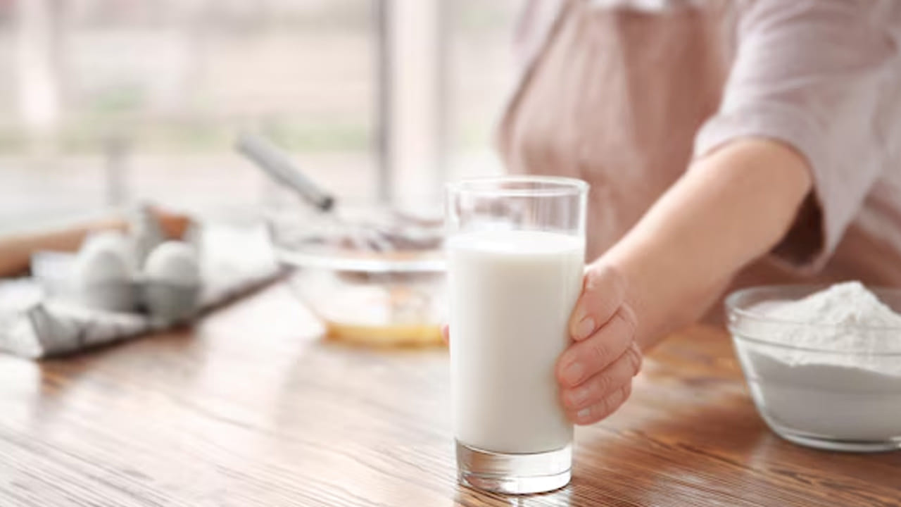 యూరియా పరీక్ష (Urea Test): యూరియా కలిపిన పాలు ఘాటైన వాసన లేదా చేదు రుచిని కలిగి ఉంటాయి. ఒక టీస్పూన్ పాలలో అర టీస్పూన్ సోయాబీన్ పొడి కలిపి బాగా ఊపాలి. 5 నిమిషాల తర్వాత ఎర్రటి లిట్మస్ పేపర్‌ను అందులో ముంచితే, అది నీలం రంగులోకి మారితే అందులో యూరియా ఉందని నిర్ధారించుకోవచ్చు.