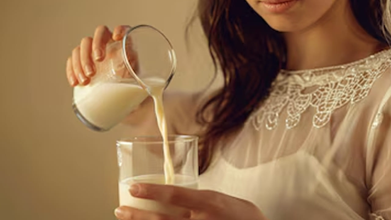 స్టార్చ్ గుర్తింపు (Starch Test): పాలలో పిండి పదార్థాలు కలిపారో లేదో తెలియాలంటే, పాలను మరిగించి చల్లార్చాలి. అందులో రెండు చుక్కల అయోడిన్ ద్రావణం (Iodine solution) కలపాలి. పాలు నీలం రంగులోకి మారితే అందులో స్టార్చ్ కలిపారని అర్థం.