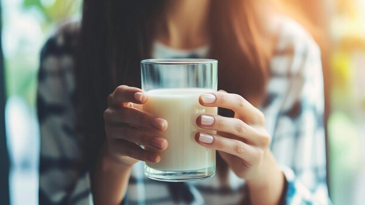 సింథటిక్ పాలు (Synthetic Milk): సింథటిక్ పాలు చేదు రుచిని కలిగి ఉంటాయి. వీటిని వేడి చేసినప్పుడు పసుపు రంగులోకి మారుతాయి. అలాగే అరచేతిలో వేసుకుని రుద్దినప్పుడు సోపు లాంటి అనుభూతిని కలిగిస్తాయి.