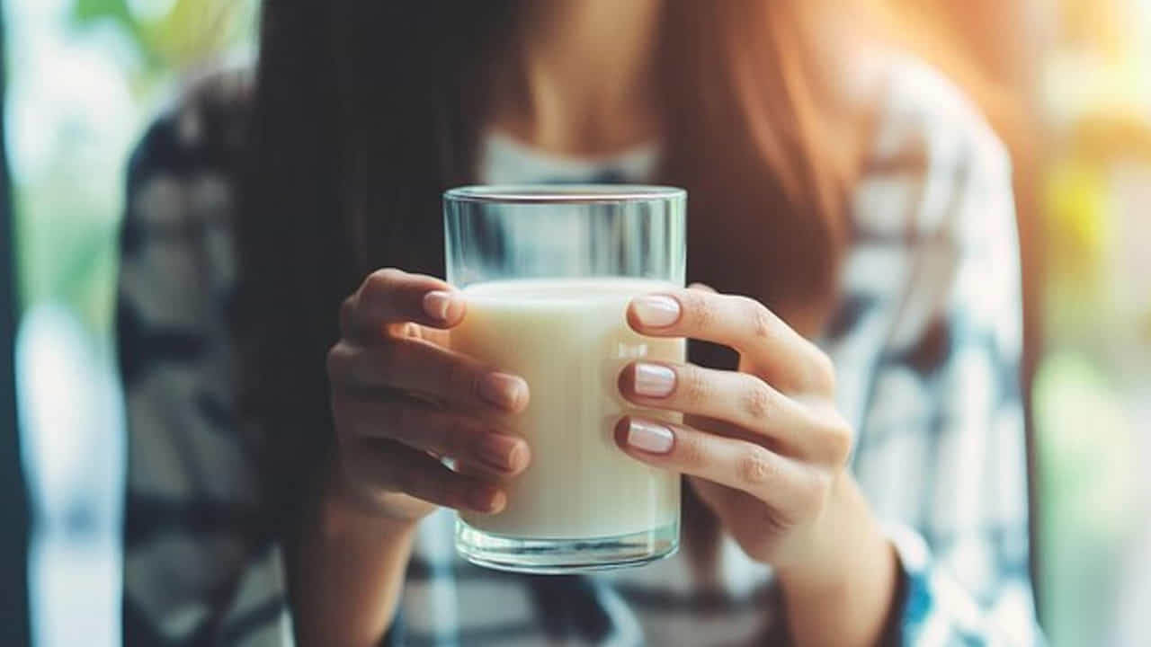 సింథటిక్ పాలు (Synthetic Milk): సింథటిక్ పాలు చేదు రుచిని కలిగి ఉంటాయి. వీటిని వేడి చేసినప్పుడు పసుపు రంగులోకి మారుతాయి. అలాగే అరచేతిలో వేసుకుని రుద్దినప్పుడు సోపు లాంటి అనుభూతిని కలిగిస్తాయి.