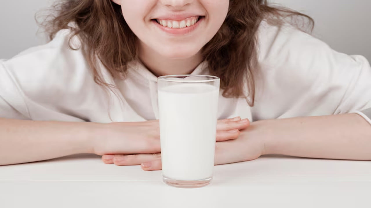 ఇలాంటి చిన్న చిన్న పరీక్షల ద్వారా మనం మన కుటుంబాన్ని కల్తీ పాల నుండి రక్షించుకోవచ్చు. కల్తీ పాలు తాగడం వల్ల జీర్ణక్రియ దెబ్బతినడమే కాకుండా దీర్ఘకాలంలో కిడ్నీ సమస్యలు వచ్చే ప్రమాదం ఉంది. అందుకే పాలు కొనేటప్పుడు జాగ్రత్తగా ఉండాలి. అసాధారణమైన రుచి లేదా వాసన గమనిస్తే వెంటనే వాడటం ఆపివేయడం మంచిది. 