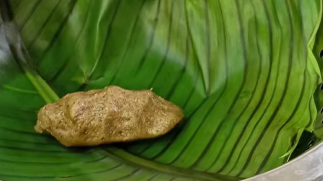 ఇంకా ఆ తరువాత ఉప్పును కూడా వేసి బాగా కలుపుకోవాలి. మిల్లెట్స్  పోస్తూ వాటిని గట్టిగా అవ్వకుండా బాగా కలుపుతూ ఉండాలి.
ఇది కొద్దిగా చల్లారిన తర్వాత  నీరు లేదా నెయ్యి వేసుకుని చిన్న చిన్న ఉండలుగా చేసుకోవాలి. 
