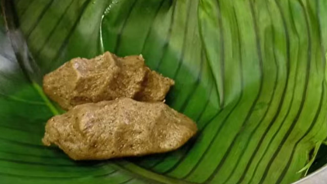 కావాల్సిన పదార్దాలు : ఒక కప్పు మిల్లెట్స్ అంటే సజ్జలు లేదా రాగి, రెండు కప్పుల నీళ్లు, రుచికి సరిపడా ఉప్పు, ఒక టేబుల్ స్పూన్ నూనె 
అర టేబుల్ ఆవాలు, అర టేబుల్ స్పూన్న్ జీలకర్ర, అర టేబుల్ స్పూన్ మినప్పప్పు, ఒక టేబుల్ స్పూన్ సెనగపప్పు, రెండు ఎండు మిర్చి, రెండు పచ్చిమిర్చి, కొద్దిగా కరివేపాకు, ఒక టేబుల్ స్పూన్ అల్లం పేస్ట్ ను తీసుకోవాలి. 
