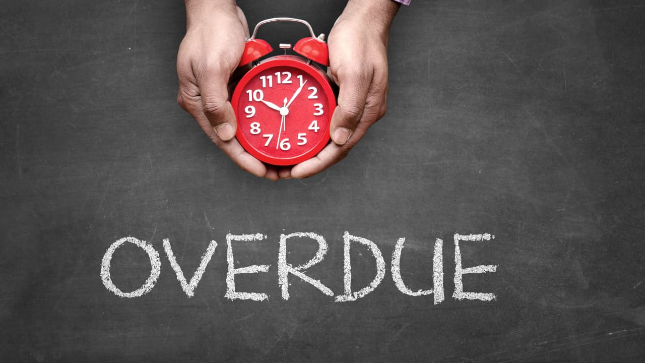 4. లేట్ ఫీజులు & పెనాల్టీలు: క్రెడిట్ కార్డ్ బిల్లులు, కరెంట్ బిల్లులు లేదా లోన్ ఈఎంఐలు సకాలంలో చెల్లించకపోవడం వల్ల పడే అదనపు చార్జీలు. ఇది కేవలం డబ్బు వృధా మాత్రమే కాదు, మీ క్రెడిట్ స్కోర్‌ను కూడా దెబ్బతీస్తుంది.  క్రెడిట్ కార్డులపై 30% నుండి 40% వరకు వడ్డీ ఉంటుంది. ఇది మీ ఆర్థిక పునాదులను కదిలిస్తుంది.