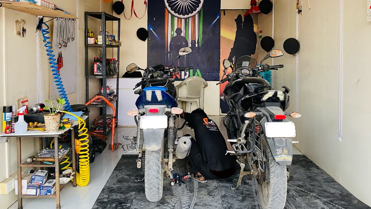 6. చిన్న రిపేర్లను నిర్లక్ష్యం చేయడం: బండి సర్వీసింగ్ లేదా ఇంట్లో చిన్న లీకేజీలు ఉన్నప్పుడు వాటిని వదిలేయడం. భవిష్యత్తులో ఇవి పెద్ద రిపేర్లుగా మారి వేలల్లో ఖర్చు పెట్టిస్తాయి. చిన్న రిపేర్లను సకాలంలో చేయించకపోతే, అవి తర్వాత పెద్ద మెకానికల్ సమస్యలుగా మారి వేలల్లో ఖర్చు పెట్టిస్తాయి.