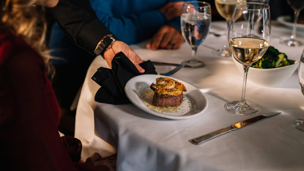 7. బయట భోజనం: వారానికి రెండు మూడు సార్లు హోటల్ ఫుడ్ లేదా ఆన్‌లైన్ ఫుడ్ డెలివరీ యాప్స్ వాడటం వల్ల జేబు ఖాళీ అవ్వడమే కాకుండా ఆరోగ్యం కూడా దెబ్బతింటుంది. ఇంట్లో వండుకునే భోజనం కంటే ఇది 3 నుండి 4 రెట్లు ఎక్కువ ఖర్చుతో కూడుకున్నది. వారానికి ఒకసారి మాత్రమే బయట తినేలా నియమం పెట్టుకోండి.