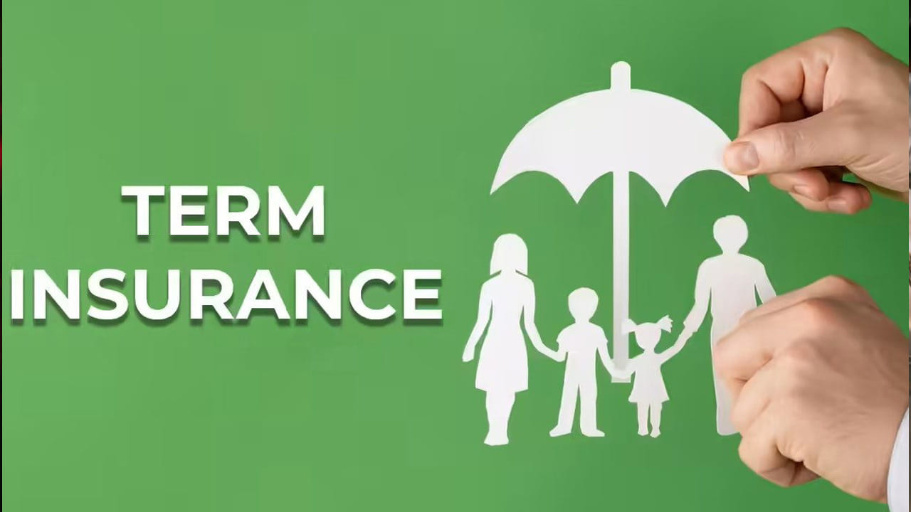 8. ఇన్సూరెన్స్ లేకపోవడం: సరైన హెల్త్ ఇన్సూరెన్స్ లేకపోతే, ఏదైనా చిన్న అనారోగ్యం వచ్చినా మీ జీవితకాల పొదుపు అంతా హాస్పిటల్ బిల్లులకే సరిపోతుంది. ఒకే ఒక్క మెడికల్ ఎమర్జెన్సీ ఒక మధ్యతరగతి కుటుంబాన్ని పేదరికంలోకి నెట్టేయగలదు. సంపాదన మొదలుపెట్టిన వెంటనే ఒక మంచి టర్మ్ ఇన్సూరెన్స్ మరియు ఫ్యామిలీ హెల్త్ ఇన్సూరెన్స్ తీసుకోండి.